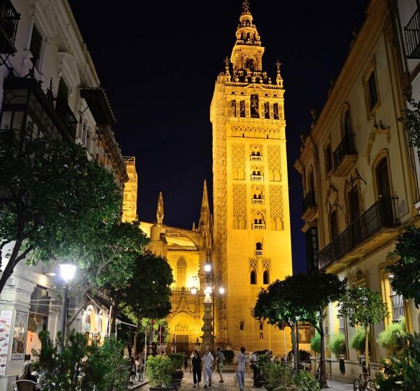 Noche Flamenca junto a la Giralda de Sevilla | Tablao Flamenco Sevilla